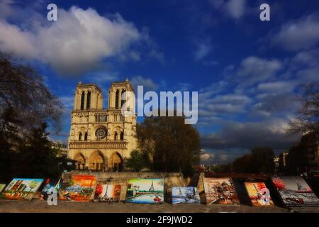 Blauer Himmel und belagerte Türme vom Gotteshaus und Kirche Notre Dame in Paris Stockfoto