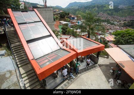 Medellín, Antioquia / Kolumbien - 8. Juli 2019. Rolltreppen der Gemeindetreppe 13. Touristenzone. Stockfoto