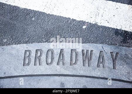 NEW YORK, VEREINIGTE STAATEN - 23. Nov 2017: Der Name der Straße 'Broadway' wurde auf dem Asphalt geschrieben. Stockfoto