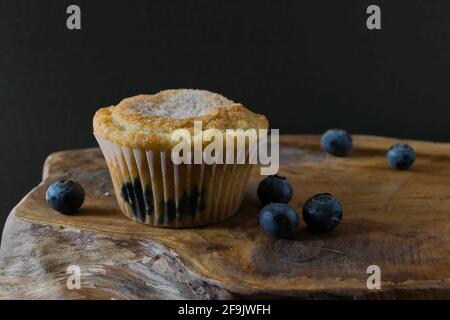 Frischer und hausgemachter Muffin mit Heidelbeeren auf einem Holztisch Stockfoto