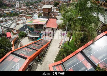 Medellín, Antioquia / Kolumbien - 8. Juli 2019. Rolltreppen der Gemeindetreppe 13. Touristenzone. Stockfoto