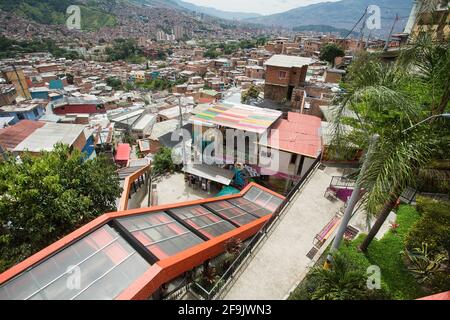 Medellín, Antioquia / Kolumbien - 8. Juli 2019. Rolltreppen der Gemeindetreppe 13. Touristenzone. Stockfoto