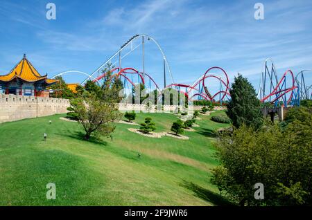 Big Roller Coaster im Port Aventura Vergnügungspark in Spanien an einem sonnigen Tag. Stockfoto