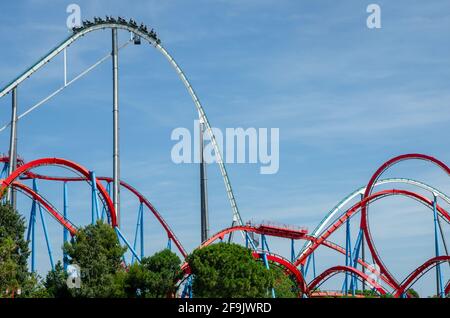 Big Roller Coaster im Port Aventura Vergnügungspark in Spanien an einem sonnigen Tag. Stockfoto