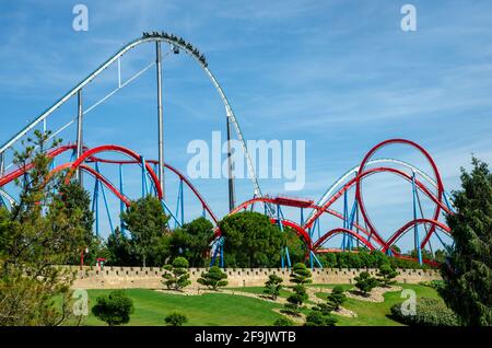 Big Roller Coaster im Port Aventura Vergnügungspark in Spanien an einem sonnigen Tag. Stockfoto