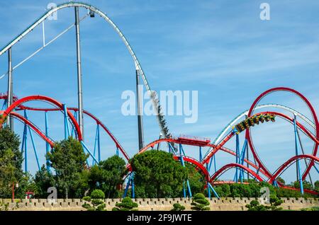 Big Roller Coaster im Port Aventura Vergnügungspark in Spanien an einem sonnigen Tag. Stockfoto