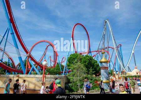 Big Roller Coaster im Port Aventura Vergnügungspark in Spanien an einem sonnigen Tag. Stockfoto