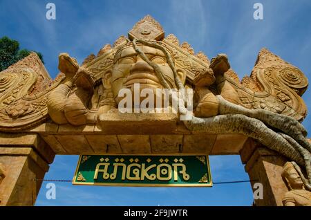 Das Eingangstor der interaktiven Wasserattraktion Angkor befindet sich in der Region China im Themenpark Port Aventura in der Stadt Salou, Katalonien, Spanien. Stockfoto