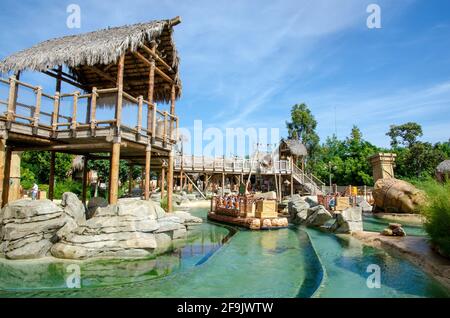 Interaktive Wasserattraktion Angkor befindet sich in der Region China im Themenpark Port Aventura in der Stadt Salou, Katalonien, Spanien. Stockfoto