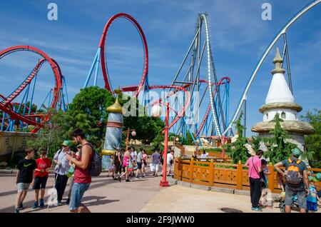 Big Roller Coaster im Port Aventura Vergnügungspark in Spanien an einem sonnigen Tag. Stockfoto