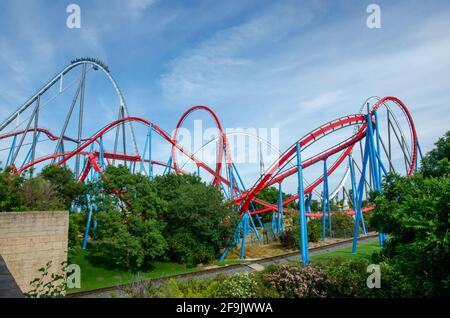 Big Roller Coaster im Port Aventura Vergnügungspark in Spanien an einem sonnigen Tag. Stockfoto