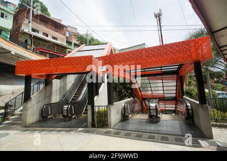 Medellín, Antioquia / Kolumbien - 8. Juli 2019. Rolltreppen der Gemeindetreppe 13. Touristenzone. Stockfoto