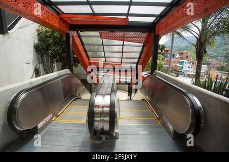 Medellín, Antioquia / Kolumbien - 8. Juli 2019. Rolltreppen der Gemeindetreppe 13. Touristenzone. Stockfoto