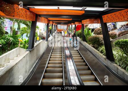 Medellín, Antioquia / Kolumbien - 8. Juli 2019. Rolltreppen der Gemeindetreppe 13. Touristenzone. Stockfoto