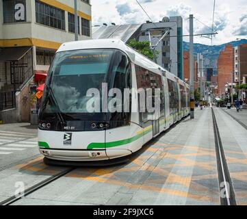 Medellin, Antioquia / Kolumbien - 08. Juli 2019. Die Medellín-Straßenbahn ist ein Mittel des Schienenverkehrs, städtischen elektrischen Passagier und arbeitet in der c Stockfoto