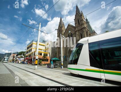 Medellin, Antioquia / Kolumbien - 08. Juli 2019. Die Medellín-Straßenbahn ist ein Mittel des Schienenverkehrs, städtischen elektrischen Passagier und arbeitet in der c Stockfoto