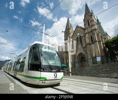 Medellin, Antioquia / Kolumbien - 08. Juli 2019. Die Medellín-Straßenbahn ist ein Mittel des Schienenverkehrs, städtischen elektrischen Passagier und arbeitet in der c Stockfoto