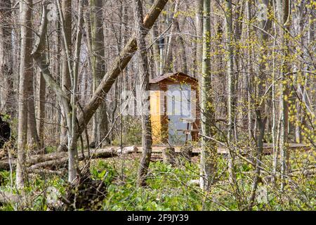 Hölzerne Nebengebäude und Campingplatz in einem Naturschutzgebiet im Frühling Stockfoto