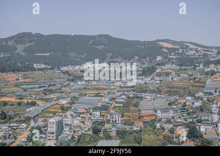 Panoramalandschaft, Dalat, Langbian Plateau, Vietnam Central Highland Region. Gemüsefelder, viele Häuser, Architektur, Ackerland, Gewächshaus Stockfoto