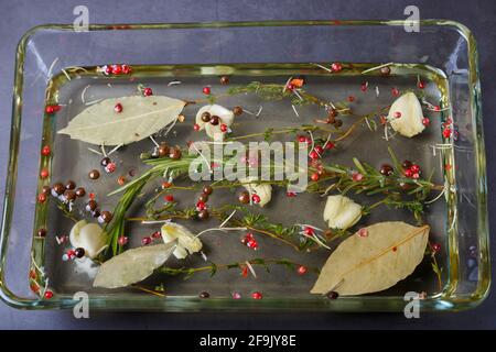 Olivenöl mit Kräutern und Gewürzen. Schritt für Schritt. Nahaufnahme. Stockfoto