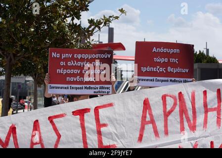 Athen, Griechenland. April 2021. Studenten halten Transparente und Plakate und rufen Slogans gegen den Bildungsminister Niki Kerameus. Eine Demonstration wurde von Studenten außerhalb des Bildungsministeriums veranstaltet, um seine Politik zu verurteilen und zu fordern, dass Bildungsprobleme aufgrund der COVID19-Pandemie berücksichtigt werden. Quelle: Nikolas Georgiou/ZUMA Wire/Alamy Live News Stockfoto