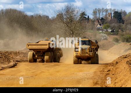 Knickarmwagen, die bei Hanson arbeiten, aggregierten neuen Steinbruch entlang des Nene Valley zwischen Cogenhoe und Grendan, Nortahmptonshire, Großbritannien. Stockfoto