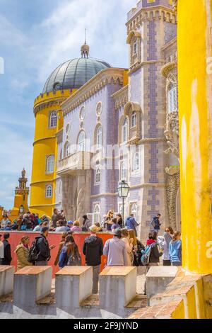 Sintra, Portugal - 28. März 2018: Die berühmten portugiesischen Wahrzeichen, Pena Palast oder Palacio da Pena und Menschen Stockfoto