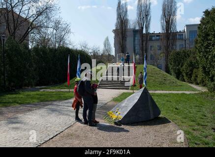 Warschau, Warschau, Polen. April 2021. Ein Mann mit seinen Kindern las die Namen von 51 jüdischen Kämpfern, die auf dem Obelisken am Fuße des Hügels in der Mila Straße Nr. 18 am 19 2021. April in Warschau, Polen. Am 19. April gedenken Menschen der Opfer des Aufstands im Warschauer Ghetto vom 19. April 1943. Heute jährt sich der Tag zum 78. Mal. Quelle: Aleksander Kalka/ZUMA Wire/Alamy Live News Stockfoto