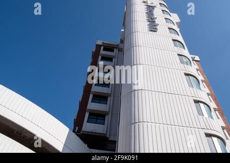 Kingston upon Thames London, Großbritannien, April 19 2021, Hochhaus Premier Inn Hotel Painted White Against A Clear Blue Sky With No People Stockfoto