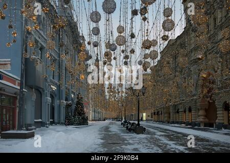 Nikolskaja Straße im frühen Winter frostigen Morgen während der Neujahrsferien. Eine der alten Straßen, eine sehr beliebte Fußgängerzone im HIS Stockfoto