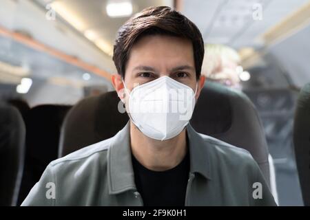 FFP2 oder N95 Gesichtsmaske Corona Protection im Flugzeug Stockfoto