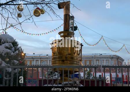 MOSKAU, RUSSLAND - 17. Januar 2021: Großer Samowar vor dem Hintergrund der Kreml-Mauer und des Kremls auf dem Roten Platz im Winter. Dekorationen für t Stockfoto