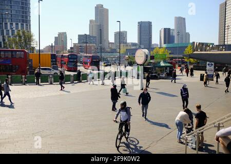 London, England. April 2021. Einkäufer und Pendler vor der Stratford Station im Osten Londons, während die Hitzewelle die Hauptstadt trifft. Bradley Stearn / Alamy Live News Stockfoto