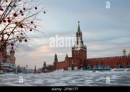 Spasskaya Turm des Moskauer Kremls in einem frostigen Winter Morgen Stockfoto