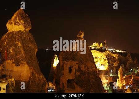 Langzeitbelichtung Nachtsicht von Feenkaminen Stadt Goreme - Kappadokien Türkei. Stockfoto