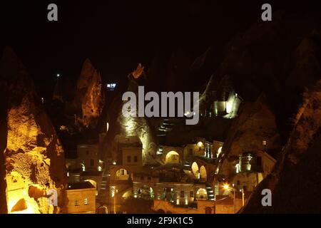 Langzeitbelichtung Nachtsicht von Feenkaminen Stadt Goreme - Kappadokien Türkei. Stockfoto