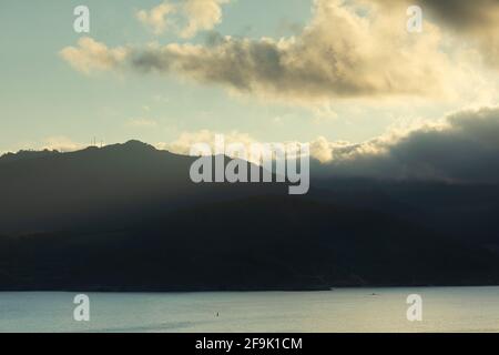 Foto von atemberaubenden Landschaften bei Sonnenuntergang im Sommer, gebirgig, nebelig und voller Wolken, an der galizischen Küste, Ortigueira, in der Nähe von Cape Ortegal, La C Stockfoto