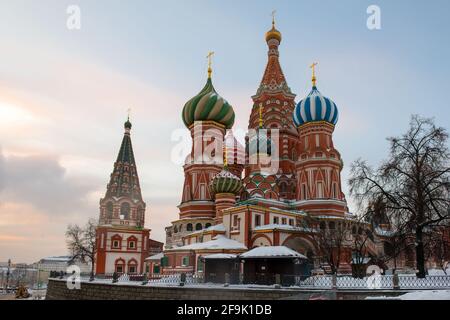 Moskau, Russland, Roter Platz, Blick auf die Basilius-Kathedrale an einem frostigen Winter am frühen Morgen Stockfoto