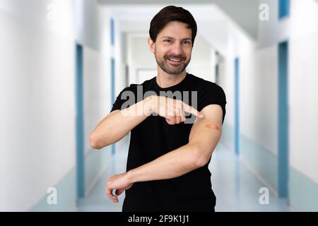 Corona-Impfstoffinjektion. Junger Mann Nach Der Coronavirus-Impfung Stockfoto