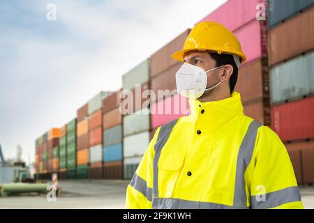 Lager Lieferung Mann Trägt Medizinische Covid Gesichtsmaske Stockfoto