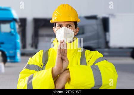 Logistikmitarbeiter In Gesichtsmaske Mit Gebärdensprache Für Deaktiviert Stockfoto