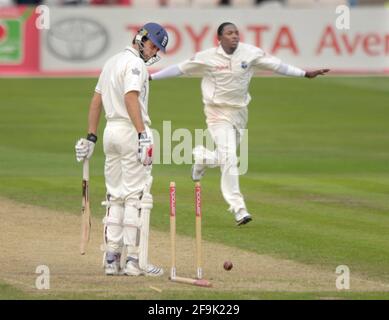 3. TEST ENGLAND V WEST INDIES BEIM ALTEN TRAFFORD. TAG 7/6/07. LIAM PLUNKETT WIRD VON FIDEL EDWARDS MIT EINEM BILD VON DAVID ASHDOWNCRICKET DARGESTELLT Stockfoto