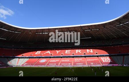 München, Deutschland. April 2021. Fußball: Bundesliga, FC Bayern München - 1. FC Union Berlin, Matchday 28 in der Allianz Arena. Blick auf die leeren Stände während des Spiels. Die Europäische Fußballunion hat die Entscheidung über München als Austragort der Europameisterschaft verschoben. Die bayerische Hauptstadt, die in diesem Sommer alle drei Gruppenspiele der deutschen Nationalmannschaft und ein Viertelfinale ausrichten wird, hat bis Freitag eine weitere Frist, um zu diskutieren, ob Zuschauer aufgenommen werden sollen. Quelle: Andreas Gebert/Reuters-Pool/dpa/Alamy Live News Stockfoto