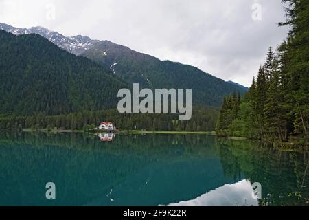 Schöner friedlicher Bergsee mit Spiegelung in ruhigem Wasser Stockfoto