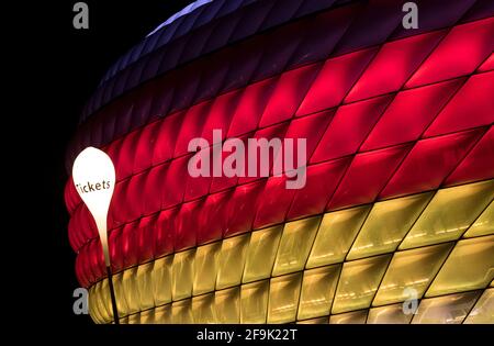 München, Deutschland. Juni 2018. 23.06.2018, Bayern, München: Die Allianz Arena leuchtet nach dem Spiel zwischen Deutschland und Schweden in Schwarz, Rot und Gold. Die Europäische Fußballunion hat die Entscheidung über München als Austragort der Europameisterschaft verschoben. Die bayerische Hauptstadt, die in diesem Sommer alle drei Gruppenspiele der deutschen Nationalmannschaft und ein Viertelfinale ausrichten soll, hat bis Freitag eine weitere Frist, um zu diskutieren, ob Zuschauer aufgenommen werden sollen. Quelle: Sven Hoppe/dpa/Alamy Live News Stockfoto