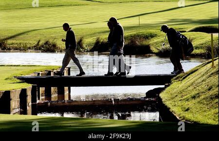 RYDER CUP 2002 AM GLOCKENTURM 26/9/2002 MONTY UND SAM TORRANCE ÜBERQUERT DIE BRÜCKE ZUM 10. GRÜNEN BILD DAVID ASHDOWN.RYDER CUP GLOCKENTURM 2002 Stockfoto