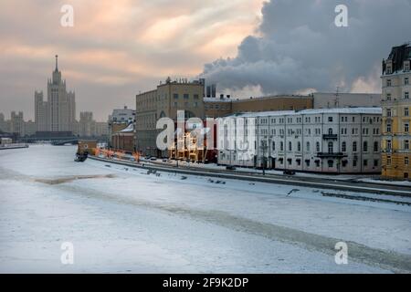 Moskau, Russland - 17. Januar 2021: Blick auf das Rauschskaja-Ufer, den Fluss Moskau und einen Wolkenkratzer am Kotelnicheskaya-Ufer auf einem frostigen Winterm Stockfoto