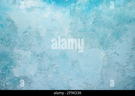 Schöne abstrakte Grunge dekorative hellblau cyan gemalten Stuck Wandstruktur. Handgefertigter, rauer, weißer Hintergrund aus Papier mit Kopierer und Himmelstruktur. Stockfoto