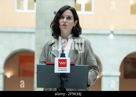 Die Präsidentin der Gemeinschaft von Madrid, Isabel Díaz Ayuso, empfängt den Künstler Antonio López im Real Casa de Correos, Madrid. Stockfoto