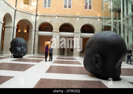 Madrid, Spanien. April 2021. Der Künstler Antonio L-pez wird von der Präsidentin der Madrider Gemeinschaft, Isabel D'az Ayuso, in der Real Casa de Correos, Madrid, empfangen. Kredit: SOPA Images Limited/Alamy Live Nachrichten Stockfoto